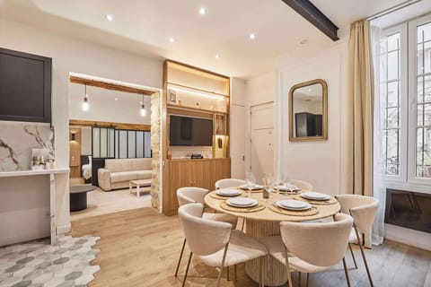 Salle à manger avec cuisine ouverte 