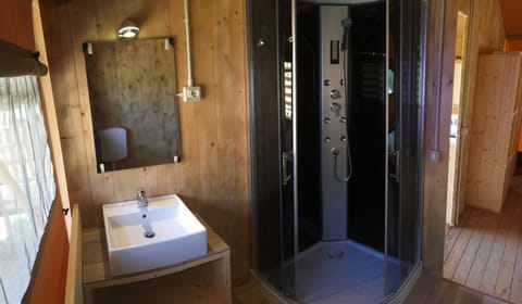 Family Bungalow (5 Prs) | Bathroom | Shower, hair dryer, towels