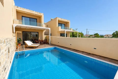 Private swimming pool with sun terrace – perfect for relaxing under the Cretan sun.