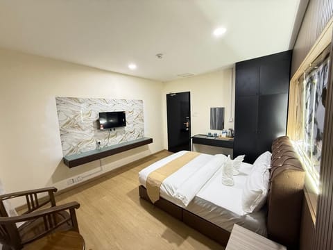 Deluxe Double Room, Balcony | Desk, iron/ironing board (on request), WiFi (free)