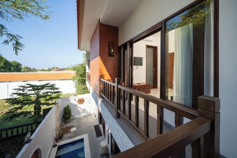 Deluxe Room, 1 Queen Bed, Pool View | Terrace/patio