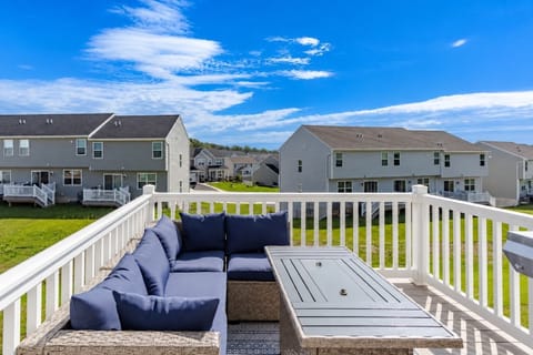 Start your morning with a view. ☀️ Enjoy coffee on the deck and take in the rolling Happy Valley scenery.