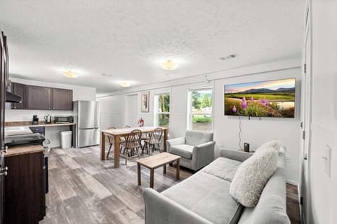 House, Multiple Beds, Kitchen, Garden View (Hungry Horse Hideout) | Living area