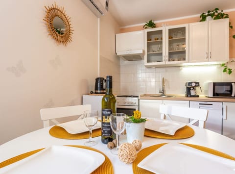 Apartment (One Bedroom Apartment with Terrace) | Dining room