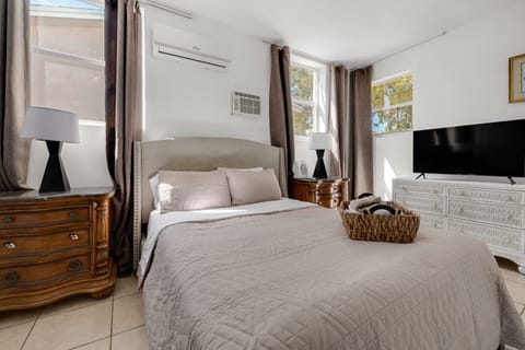 Comfort House, Balcony, Courtyard View | Blackout drapes, WiFi (free)