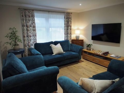 Cosy Living room with Wifi, Smart TV, board games, books and maps.