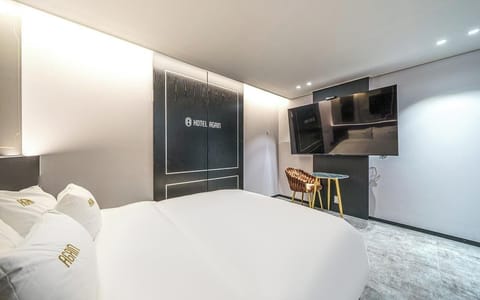 Desk, laptop workspace, WiFi (free)