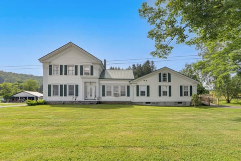 Burlington Flats Vacation Rental | 7BR | 2BA | 2,600 Sq Ft