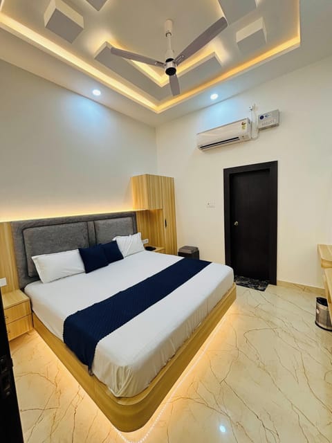 Premium bedding, WiFi (free), bed sheets