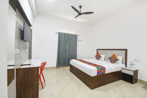 Egyptian cotton sheets, premium bedding, in-room safe, desk