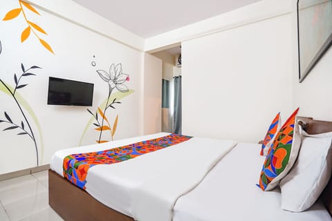 Egyptian cotton sheets, premium bedding, in-room safe, desk