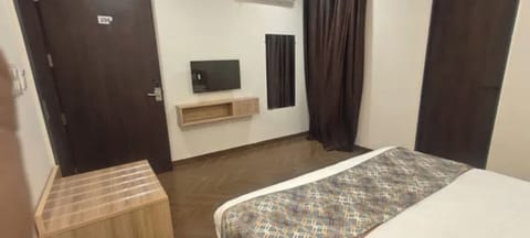 Egyptian cotton sheets, premium bedding, in-room safe, desk