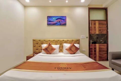 Egyptian cotton sheets, premium bedding, in-room safe, desk