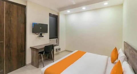 Deluxe Room | Egyptian cotton sheets, premium bedding, in-room safe, desk
