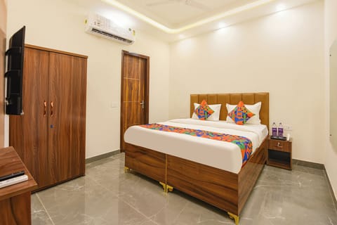 Egyptian cotton sheets, premium bedding, in-room safe, desk