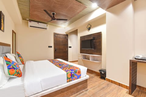 Deluxe Room | Egyptian cotton sheets, premium bedding, in-room safe, desk