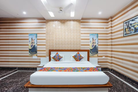 Deluxe Room | Egyptian cotton sheets, premium bedding, in-room safe, desk