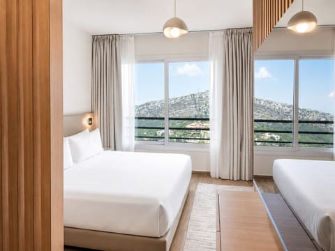 Family Suite, Mountain View | In-room safe, desk, iron/ironing board (on request), WiFi (free)