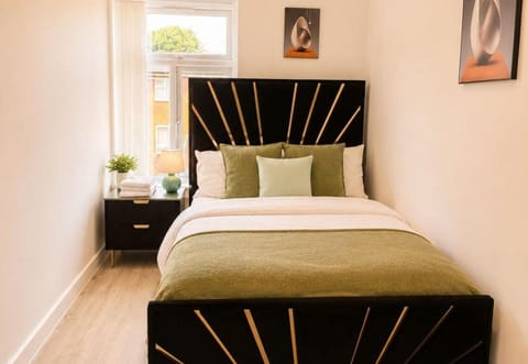 4 bedrooms, iron/ironing board, WiFi (free), bed sheets