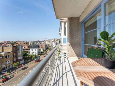 Building, Daytime, Window, Apartment, Residential Area, City, Urban Area, Architecture, Neighbourhood, Facade