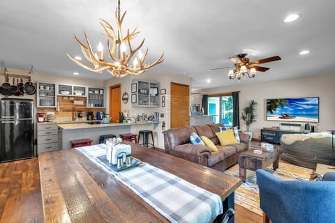 Walk to Holiday Valley & downtown Ellicottville-Hot Tub-Creekside Group Retreat