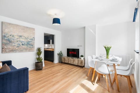 Contemporary living area with cosy furnishings, Smart TV and an inviting atmosphere for family and friends