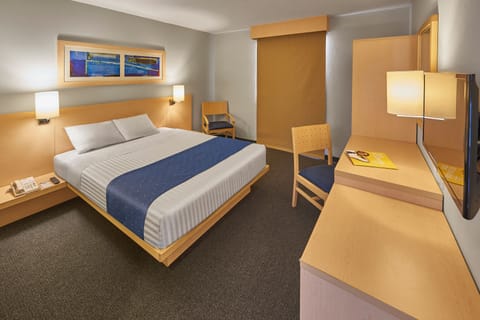 Standard Room, 1 Queen Bed | In-room safe, iron/ironing board, WiFi (free), bed sheets
