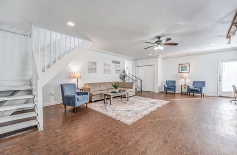 Spacious living room 