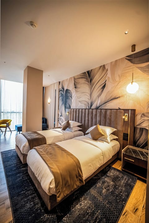 Comfort Double or Twin Room | In-room safe, desk, iron/ironing board (on request), WiFi (free)