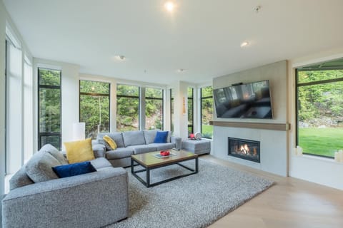Living area: Smart TV