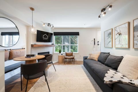 Living area: Queen pull-out
