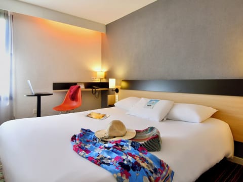 Standard Room, 1 Double Bed | Desk, blackout drapes, soundproofing, iron/ironing board