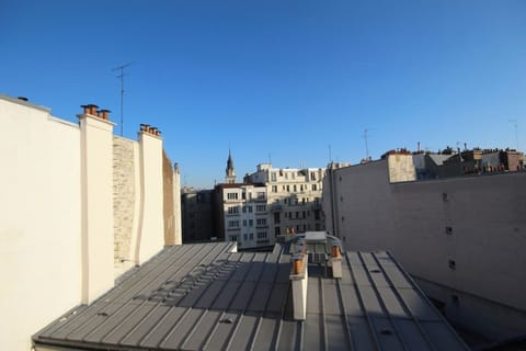 Vue dégagée sur les toits de Paris depuis le studio à Montmartre