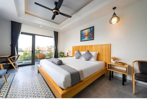 Deluxe Room, 1 King Bed, Balcony | Blackout drapes, soundproofing, WiFi (free)