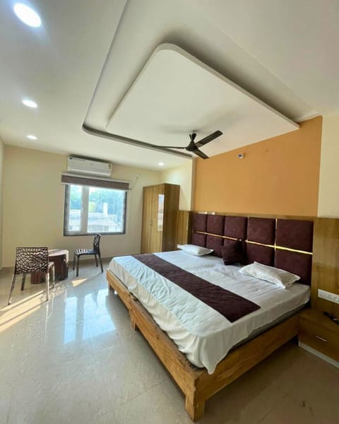WiFi (free), bed sheets