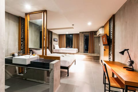 Deluxe Triple Room | Desk, free WiFi, bed sheets