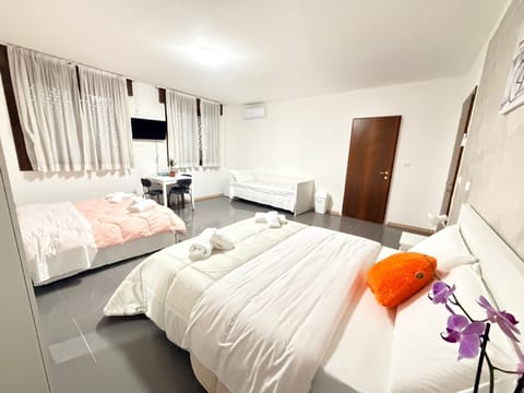 Family Room | Desk, WiFi (free)
