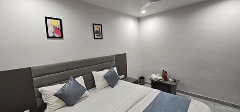 In-room safe, laptop workspace, iron/ironing board, WiFi (free)