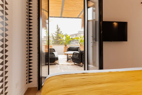 Deluxe Apartment, 1 King Bed, City View | Desk, laptop workspace, WiFi (free)