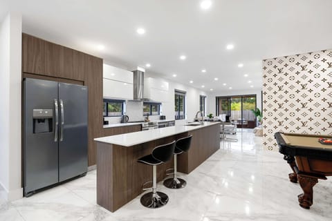 Fully equipped modern kitchen with everything you need to cook and dine.