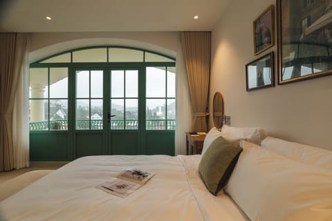 Balcony Suite | Blackout drapes, iron/ironing board, WiFi (free)