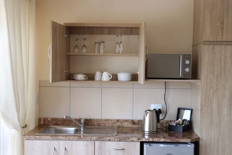 Fridge, coffee/tea maker