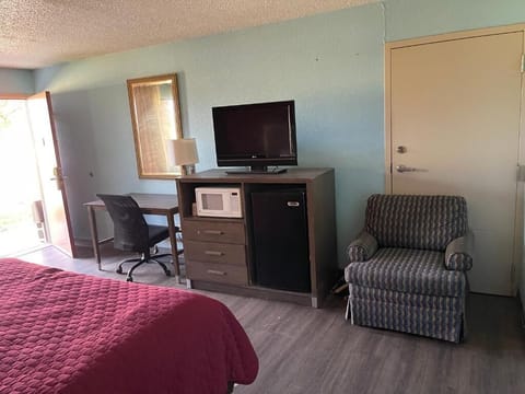 In-room safe, WiFi (free), bed sheets