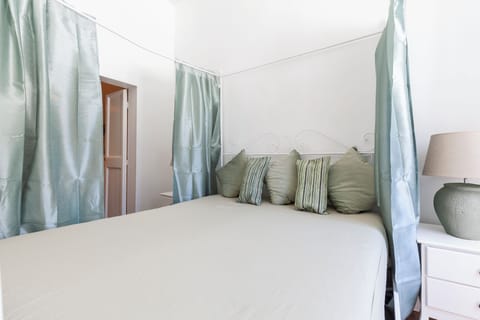 Desk, soundproofing, iron/ironing board, WiFi (free)
