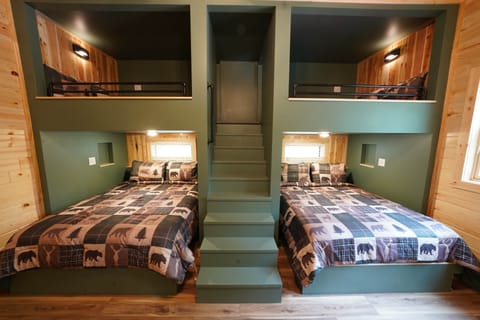 2 queens on bottom. 2 fulls on top. Bedroom in loft.