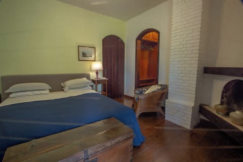 Suite Prata | Desk, laptop workspace, WiFi (free), bed sheets