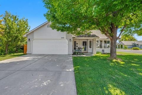 This beautiful single-level home features 3 BD,2 BA, making it the perfect place for families and friends to gather. With a spacious layout and comfortable living areas, you'll have everything you need to relax, unwind, and enjoy quality time together.