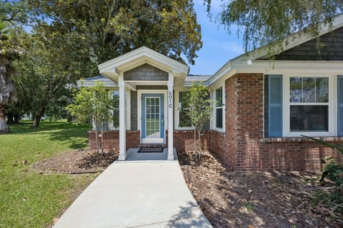 Charming Cottage-Style Entryway