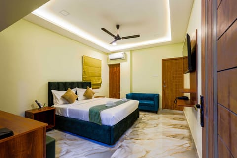 Suite, Balcony, City View | Desk, WiFi (free)