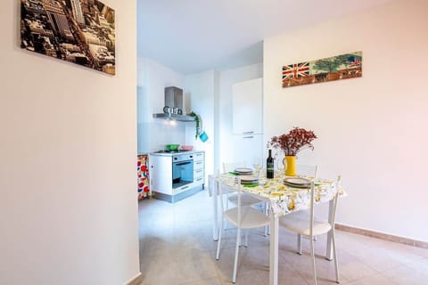 Zona living con cucina attrezzata: tavolo da pranzo con 4 comode sedie e una cucina completa di set piatti, padelle e utensili. Per i vostri momenti di relax, sono disponibili 4 calici da vino e un frigorifero capiente con freezer dedicato.